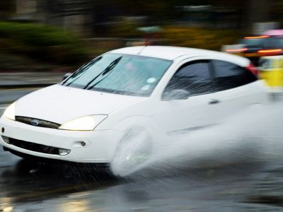 Aquaplaning: cos’è, come evitarlo e come comportarsi