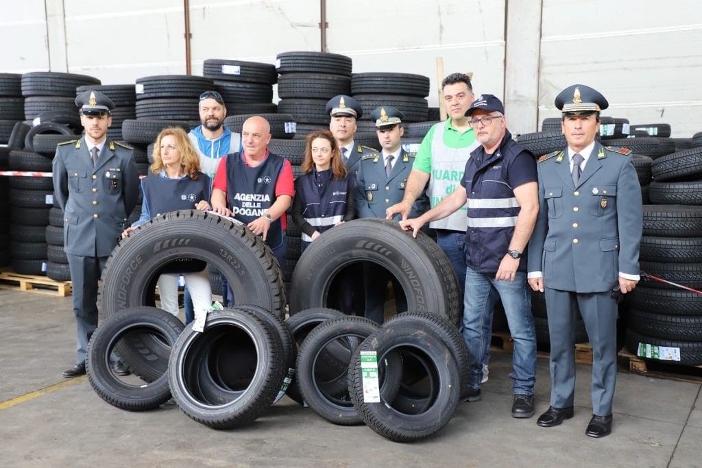 Sequestrate a Genova 52 tonnellate di pneumatici pericolosi