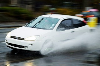 Aquaplaning: cos’è, come evitarlo e come comportarsi